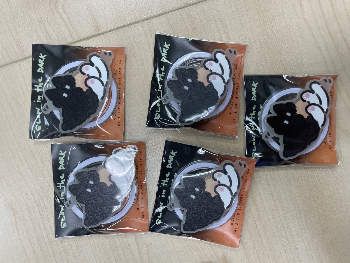 GLOW CHARM CAT in THE BLANKET - NEIGE  06 ฮอพฮอพ